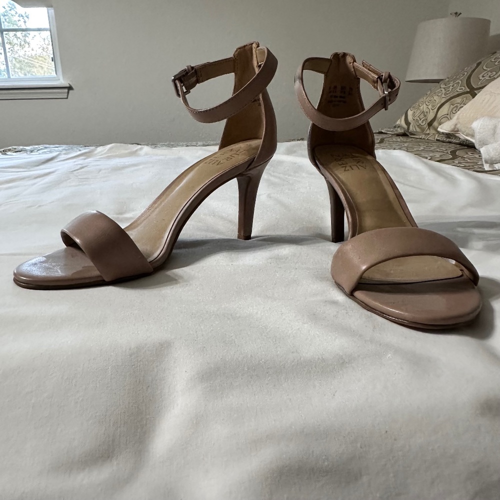 Naturalizer Leah Ankle Strap Nude Sandals Size 7.5